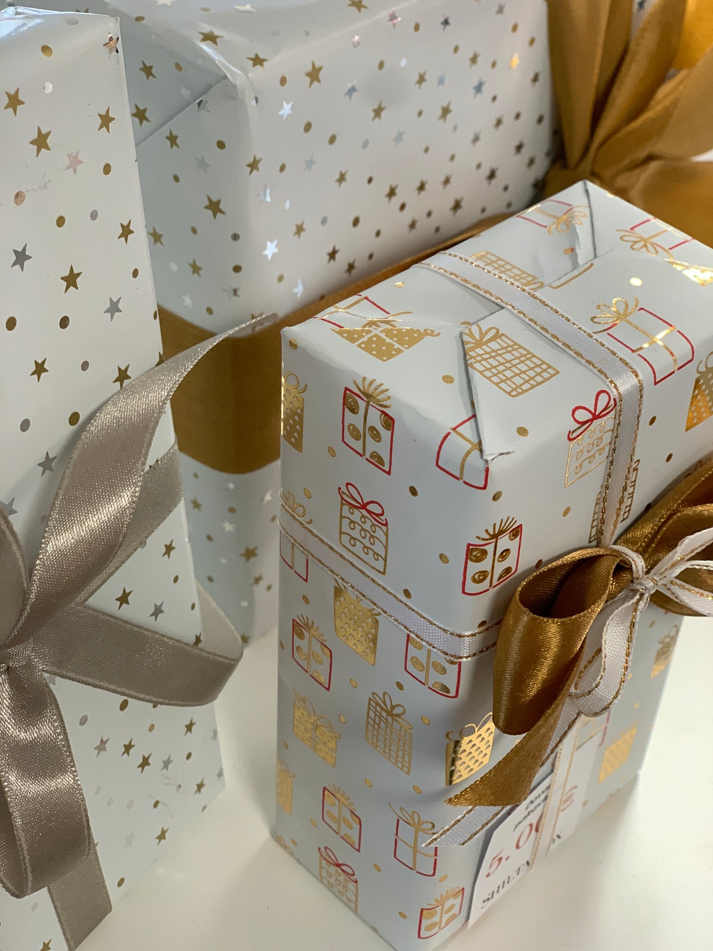 Dovanų pakavimo dirbtuvės: nuo pagrindų iki elegantiškų detalių