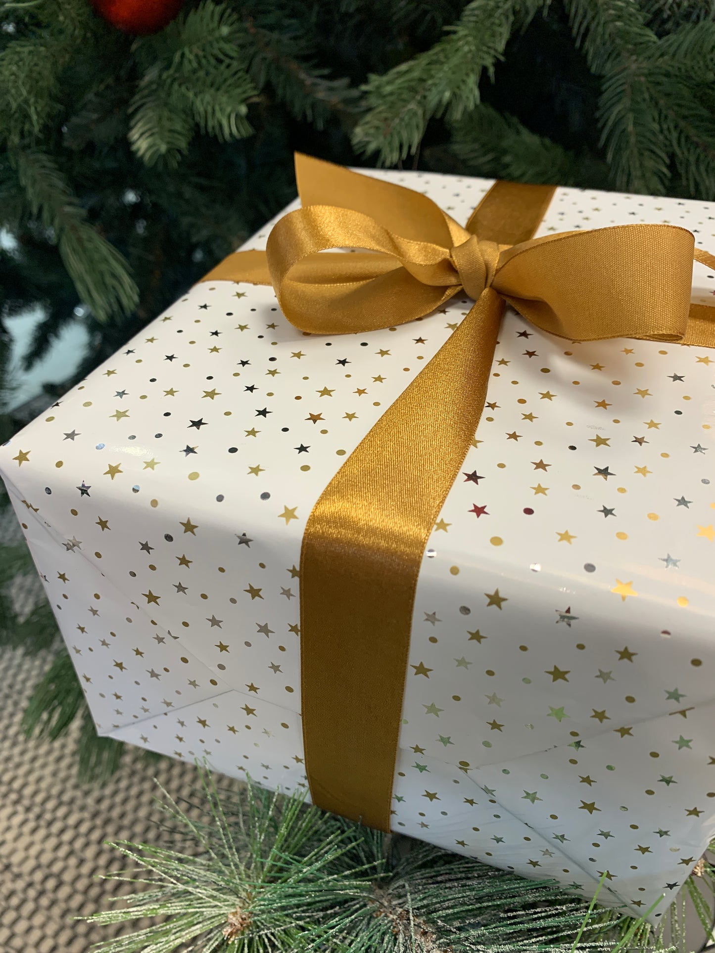 Dovanų pakavimo dirbtuvės: nuo pagrindų iki elegantiškų detalių